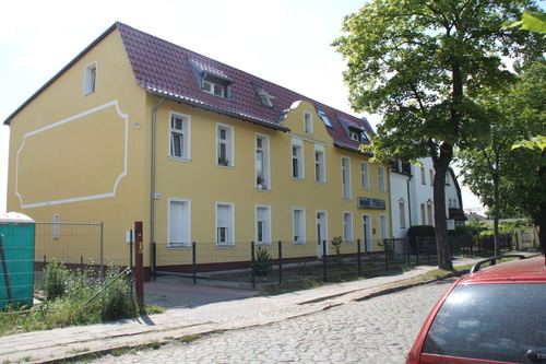 Das gelbe Gebäude in der Finkenkruger Straße 10 von der Straße aus gesehen